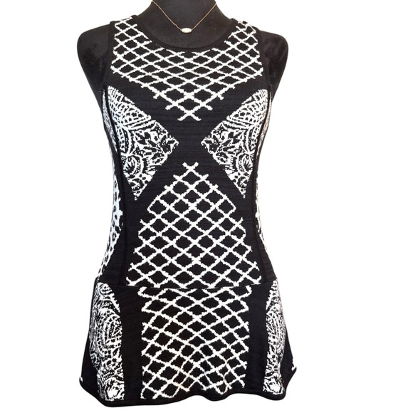 Artelier Nicole Miller Tops - Artelier Small Black & White Geometric Sleeveless Tank Top